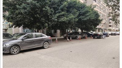 سكان شارع أحمد زكي يشكون احتلال الرصيف وحجز أماكن السيارات|تفاصيل 