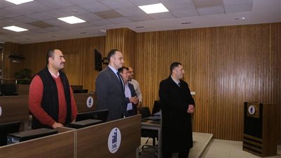 من مركز السيطرة.. محافظ دمياط يشدد على الالتزام بمواعيد الغلق الرسمية