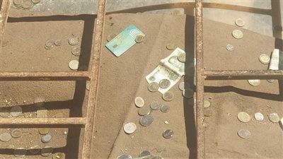 الأمنيات بالكاش ولا بالفيزا.. بطاقة بنكية تفجر الجدل داخل معبد خفرع بالجيزة