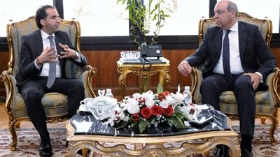 وزير الطيران يبحث مع 