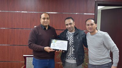 رئيس مياه الشرب بالجيزة يكرم سائقًا أُصيب أثناء التعامل مع مياه الأمطار