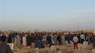 من أسرة واحدة.. الآلاف يشيعون جثامين 5 ضحايا حادث صحراوي جهينة بسوهاج 