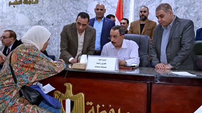 محافظ سوهاج يعقد اللقاء الجماهيري الأسبوعي لبحث مطالب المواطنين وحل مشكلاتهم