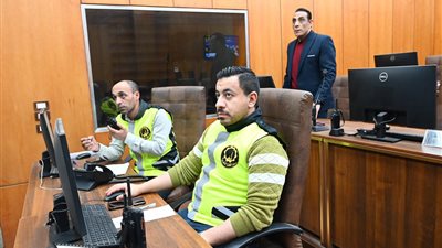 محافظ الغربية يتابع من مركز سيطرة الشبكة الوطنية تنفيذ قرار مواعيد الغلق