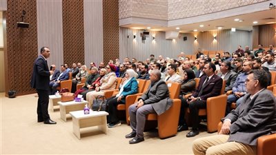 رئيس جامعة المنصورة الأهلية يلتقي أعضاء الجهاز الإداري لتعزيز الأداء المؤسسي