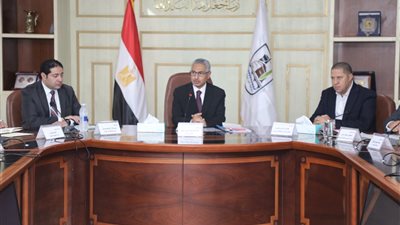 محافظ بني سويف يناقش مستجدات مشروع تطوير مصنع تدوير القمامة بسمسطا
