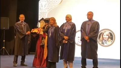  فرحة التخرج تتحول إلى ترند على السوشيال ميديا.. الأم وطفلها يضيئان «طب حلوان»