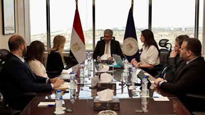 وزير السياحة يبحث مع 