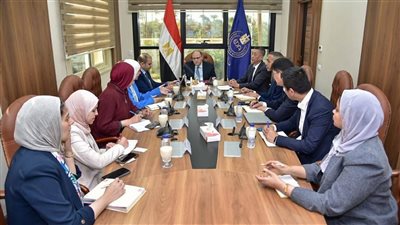 رئيس هيئة الدواء يبحث مع شركة صينية توطين صناعة الزجاج الصيدلاني 