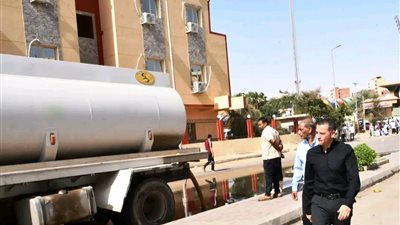 محافظ أسوان يتابع إصلاح كسر مفاجئ بخط الصرف الصحي في حي العقاد 