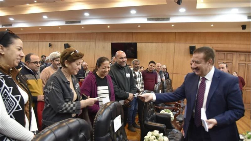 محافظ بورسعيد يوزع