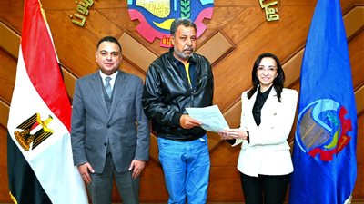 محافظ البحيرة تسلم 4 عقود وتشيد بالقانون في تقنين الأراضي بالبحيرة 