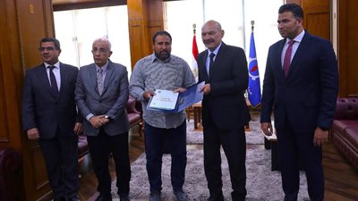 محافظ السويس يسلم أول عقود تمليك لأهالي شندورة بعد تقنين الأوضاع