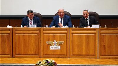وزير الطيران يبحث تعديلات اللائحة التنفيذية مع رؤساء الشركات لتعزيز التنافسية