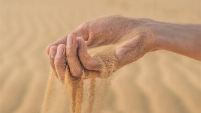 كيفية التيمم وما يجوز به في عدم وجود التراب؟.. الإفتاء توضح 