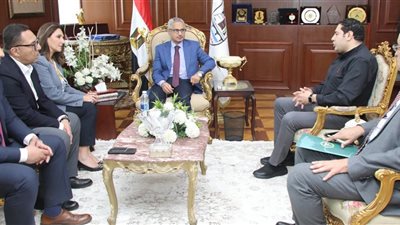 محافظ بني سويف يبحث آليات التعاون مع we في مجال تطوير التعليم الفني