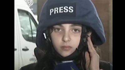 بخوزة وسترة والدها الشهيد.. طفلة مراسل الجزيرة: مش خايفة من الاستهداف