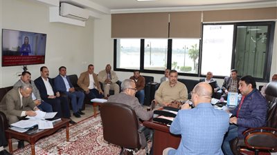 لتنظيم العمل معها.. بحث عدد من ملفات أراضي السكك الحديدية ببني سويف