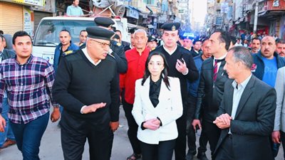محافظ البحيرة تتابع ميدانيًا رفع الإشغالات بشارع ناصر بأبو حمص 