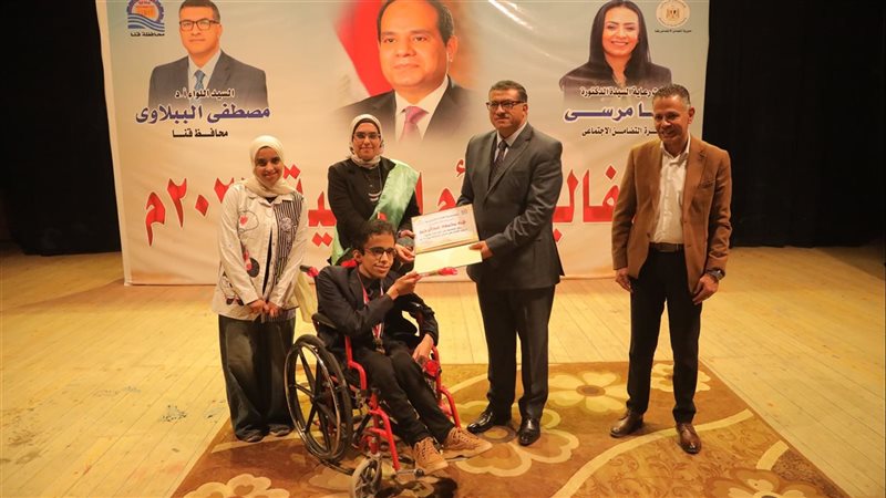 محافظ قنا يكرم الأمهات
