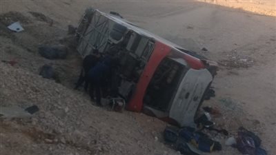 ارتفاع عدد مصابي انقلاب أتوبيس بطريق قنا سوهاج الصحراوي لـ44 سودانيا