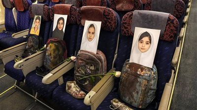رسالة إيرانية قبيل المفاوضات.. قاليباف يستعرض صور أطفال ضحايا على متن طائرته