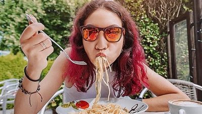 من الهاتف إلى الأكل السريع..كيف تغيرت طريقة أكل جيل زد؟