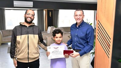 محافظ أسوان يكرّم طفلًا متفوقًا.. دعم مستمر للنماذج المضيئة بين النشء