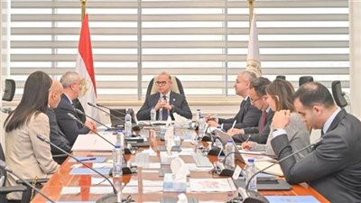 وزير الاستثمار يبحث مع الستوم توطين مكونات القطارات باستثمارات 25 مليون يورو