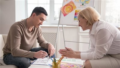 ما هو العلاج بالفن؟.. وأبرز الحالات النفسية التى يساهم فى علاجها