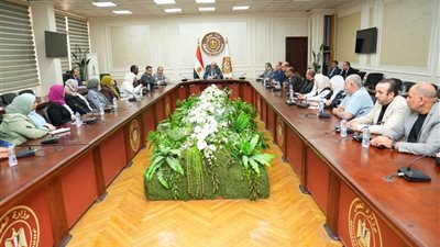 وزير العمل يناقش تحديات المديريات ويؤكد تطوير الخدمات للمواطنين
