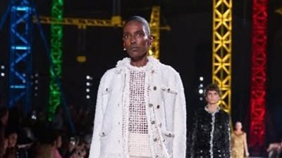 نور يحيي أول عارضة أزياء سودانية تسير في عرض شانيل 