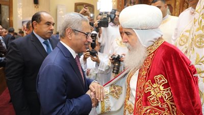 بحضور محافظ بنى سويف..الأنبا غبريال يتناول صفة 