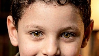 الطفل مصطفى خرج ولم يعد إلى أهله منذ 30 عاما.. «احتفى في لحظة ظلام»