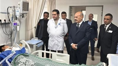 محافظ السويس يزور الطفل 