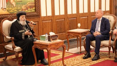 محافظ القاهرة يهنئ البابا تواضروس بعيد القيامة خلال زيارة بالمقر البابوي 