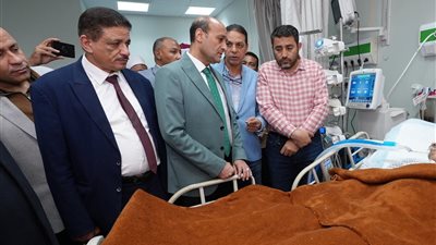 محافظ أسيوط يطمئن على رئيس قرية أم القصور بالمستشفى 