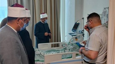 وفد «أوقاف السويس» يطمئن على طفل مصاب داخل مجمع السويس الطبي