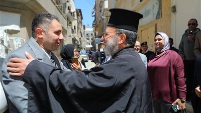 محافظ دمياط يهنئ الأقباط بعيد القيامة خلال زيارته لكنيسة الروم الأرثوذكس