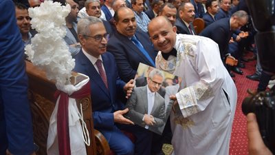 ورد وأطفال.. أبرز 4 لقطات لمحافظ بني سويف خلال عيد القيامة