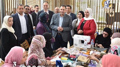 الدكتور حسام الدين فوزي محافظ دمياط يتفقد ورشة تدريب السيدات 