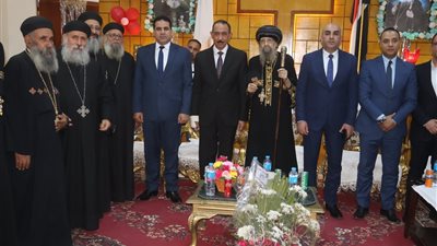 محافظ سوهاج يهنئ الأقباط بعيد القيامة خلال جولة بالمطرانيات