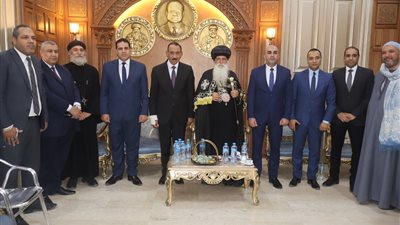 محافظ سوهاج يختتم الجولة بتهنئة الأخوة المسيحيين بمطرانيات طهطا وطما