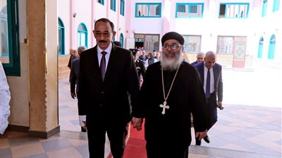 محافظ سوهاج يشارك أطفال 