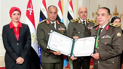 وزير الدفاع يكرم قادة القوات المسلحة الذين أوفوا العطاء ويمنحهم وسام الجمهورية