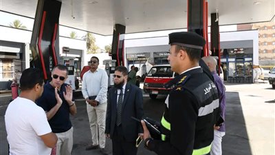 محافظ أسوان يفاجئ محطات الوقود ويؤكد: لا نقص في البنزين والسولار