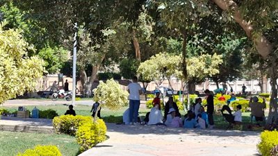 العائلات تحتفل بشم النسيم في الحديقة الفرنساوي بالسويس وسط أجواء طبيعية وتراثية