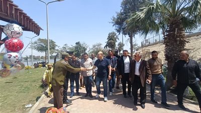 من قلب الحدائق.. نائب محافظ الجيزة يطمئن على الخدمات ويوجه برفع المخلفات فورًا