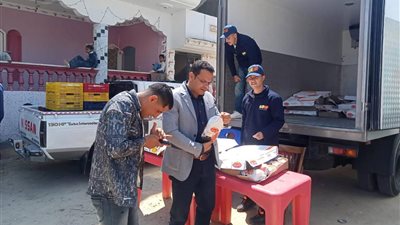قافلة تموينية كبرى بمنشية جنيفة في السويس توفر السلع الأساسية بأسعار مخفضة