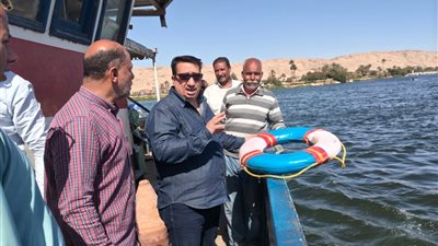 بالصور.. رئيس مدينة طهطا يراجع إجراءات الأمان بالعبّارة ويؤكد جاهزيتها للطوارئ